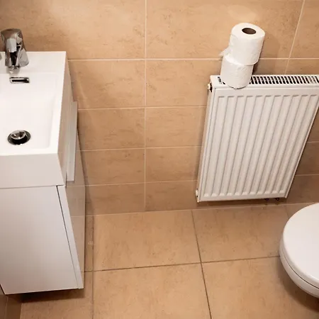 Moderny 3i S Balkonom 公寓